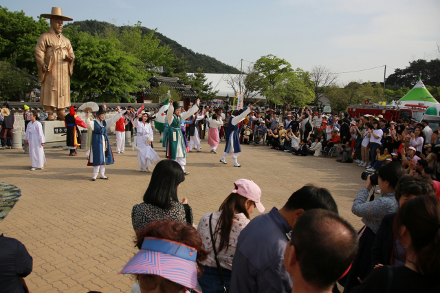 2019영주 선비문화축제가 열린 선비촌 입구에 축제장을 찾은 인파가 몰려 인산인해다. 영주시 제공