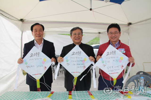 지난 4일 의성세계연축제 개막식에 참석한 김주수 의성군수(사진 왼쪽부터)와 매일신문 이상택 사장, 이철우 경북도지사가 소망을 적은 연을 들고 기념촬영을 하고 있다. 김주수 군수는 