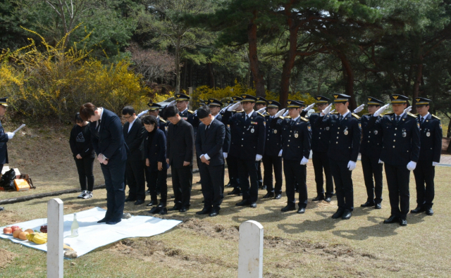 포항북부경찰서 관할 파출소에서 근무하다 순직한 고 최준영 경장의 유가족과 동료 경찰관들이 지난해 4월 국립대전현충원에서 안장식을 거행하고 있다. 포항북부경찰서 제공.