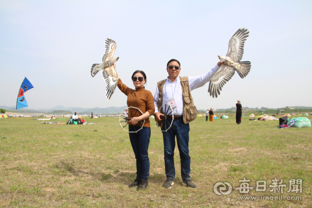 중국에서 참가한 독리수연 날리기 시연팀 공 샤오핑(62·Gong Shaoping)과 짜오 츄이즈이(Zhao Cui Zhi)이 독수리 모양을 본 떠 만든 자신들의 연과 같은 포즈를 취하고 있다. 윤영민 기자