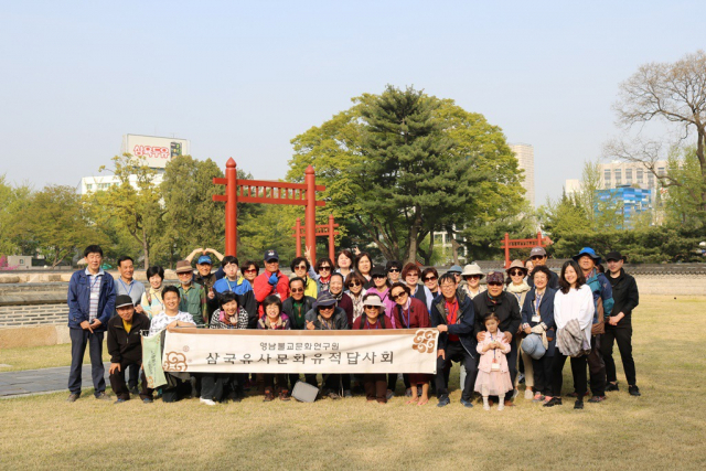 영남불교문화연구원은 부처님의 참된 가르침을 찾기 위해 매달 불교유적지 답사행사를 갖고 있다. 지난 4월 답사한 서울 사직단.