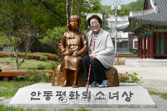 위안부 피해자 이용수(90) 할머니가 6일 안동 평화의 소녀상을 찾았다. 김영진 기자