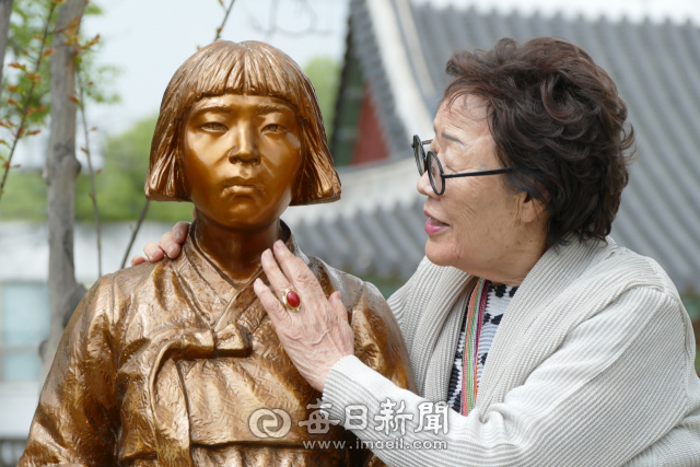 위안부 피해자 이용수 할머니가 안동 웅부공원에 설치된 평화의 소녀상을 방문해 소녀상에게 