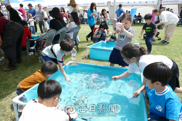 의성 세계 연 축제장에 마련된 체험 부스에서 아이들이 물고기 뜰채 낚시에 한창이다. 김영진 기자