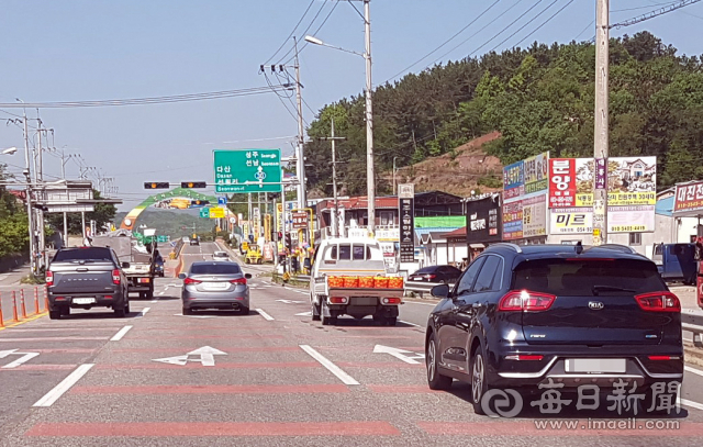 수확한 참외 바구니를 가득 실은 흰색 1t 트럭이 달성군 하빈면에서 성주대교를 건너와 선남면 소학네거리를 지나고 있다. 매일신문 독자 제공