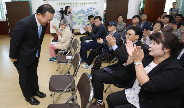 김부겸 더불어민주당 의원이 7일 오후 대구 수성구 황금1동 행정복지센터에서 열린 의정보고회 및 주민간담회에서 주민들에게 인사를 하고 있다. 김영진 기자 kyjmaeil@imaeil.com