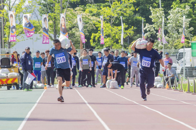 경북 구미시 환경관리원 모집 경쟁률이 사상 최대인 30.8대 1을 기록한 가운데 남자 지원자들이 30 모래주머니를 메고 달리기를 하고 있다. 구미시 제공