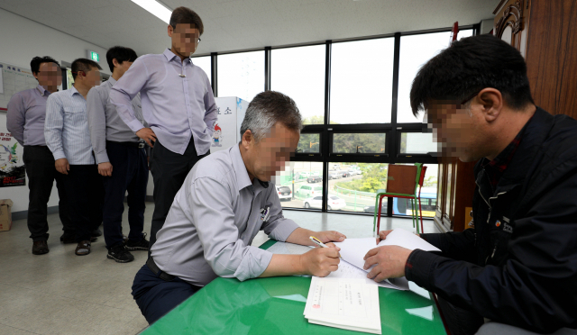 전국 11개 지역 230여 개 사업장 버스 노조에서 15일 총파업 여부를 묻는 찬반 투표가 실시된 8일 대구 수성구 한 버스회사 차고지에서 버스 기사들이 투표 용지를 받고 있다. 김영진 기자 kyjmaeil@imaeil.com