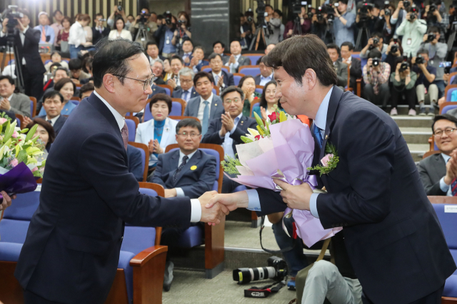 8일 오후 국회에서 열린 더불어민주당 원내대표 선거를 위한 의원총회에서 신임 원내대표로 당선된 이인영 의원(오른쪽)이 홍영표 전 원내대표의 축하를 받고 있다. 연합뉴스