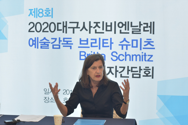 9일 수성호텔 피오나홀에서 기자간담회를 갖고 있는 2020대구사진비엔날레 브리타 슈미츠 예술감독. 대구문화예술회관 제공