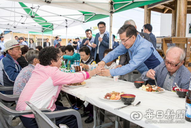 이종호 한울원전 본부장 등 직원들이 어버이날을 맞아 자매마을 어르신들께 음식과 음료를 대접하며 즐겁게 지내고 있다. 한수원 제공