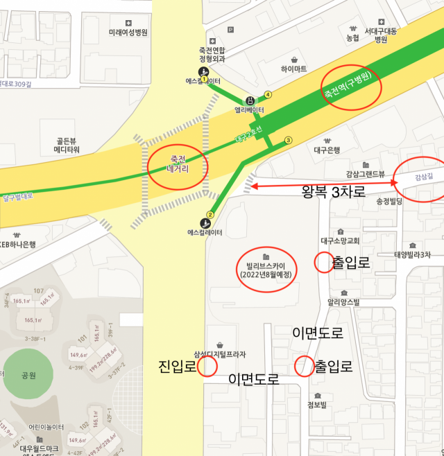 대구 달서구 도시철도2호선 죽전역 일대 감삼동에 들어서는 대규모 주상복합단지 신세계 빌리브스카이가 착공한 가운데 교통난 가중을 우려한 주민들이 반대에 나섰다. 단지 주요 출입로가 들어설 동쪽 이면도로 주변에 주차 차량이 늘어서 있다. 홍준헌 기자 hjh@imaeil.com