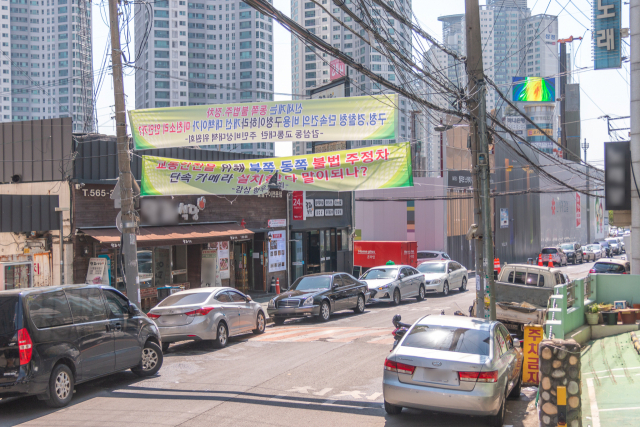 대구 달서구 대구도시철도 2호선 죽전역 일대 감삼동에 들어서는 대규모 주상복합단지 신세계 빌리브스카이가 착공한 가운데 교통난 가중을 우려한 주민들이 건설 중단 및 교통난 대책 마련을 촉구하는 반대 현수막을 내걸었다. 홍준헌 기자 hjh@imaeil.com