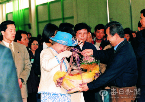 여왕이 안동시농산물도매시장에서 당시 이경락 부시장으로부터 과일바구니를 선물로 받는 모습. 안동시 제공