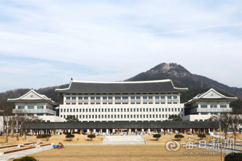 경북도청 전경. 앤드루 왕자는 이 곳에 도착해 기념식수하고 도지사로부터 경북도청에 대해 설명을 듣는다. 매일신문 D/B