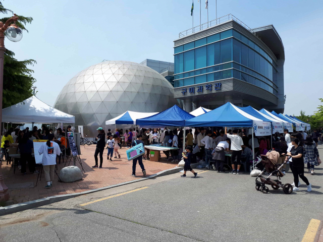 구미시민들이 구미과학관에서 다양한 과학체험 프로그램에 참여하고 있다. 구미시 제공