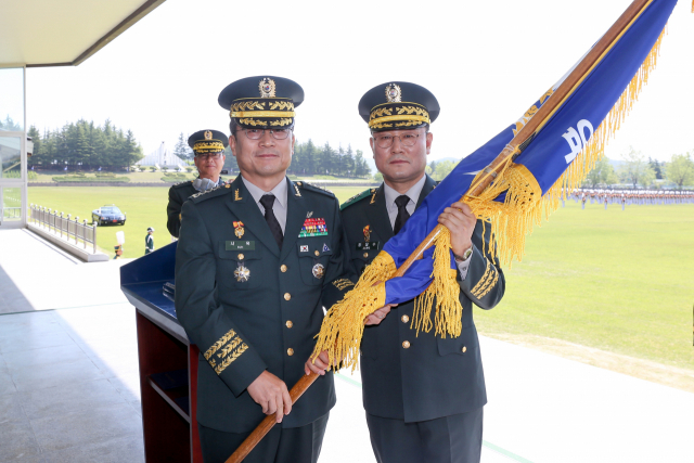 10일 취임한 장달수(오른쪽) 육군3사관학교장이 서욱 육군참모총장으로부터 부대기를 이양받고 있다. 육군3사관학교 제공