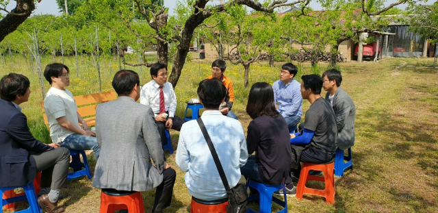 황교안 자유한국당 대표가 12일 경산 압량면 가일리 바람햇살농장에서 하룻밤을 묵고 아침에 청년기농교육생들과 대화의 시간을 갖고 있다. 바람햇살농장 제공