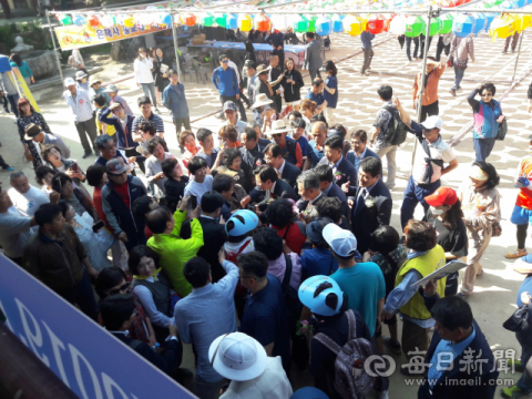 황교안 한국당 대표가 12일 영천 은해사에서 열린 부처님 오신날 봉축법요식을 마친 후 불자와 지지자들에게 둘러싸여 악수를 하며 인사를 하고 있다.