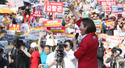 자유한국당 나경원 원내대표가 11일 오후 대구 두류공원 문화예술회관에서 열린 문재인 정부 규탄대회에서 발언하고 있다. 연합뉴스