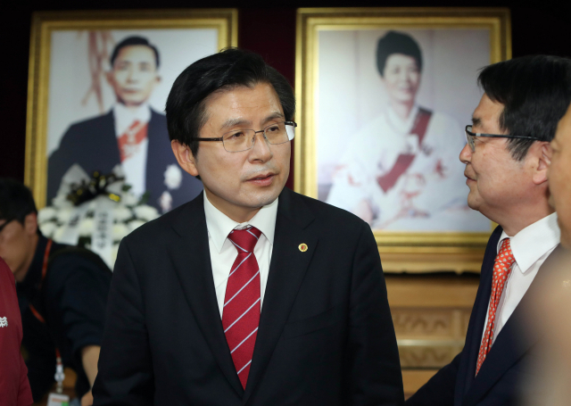 자유한국당 황교안 대표가 12일 오후 경북 구미시에 있는 박정희 전 대통령의 생가를 방문해 관계자들과 얘기하고 있다. 연합뉴스