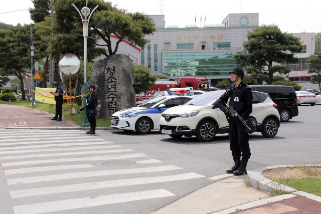 지난 9일 예천경찰서는 예천청소년수련관에 폭발물 설치가 됐다는 신고를 가상한 대테러 훈련을 시실했다. 예천경찰서 제공