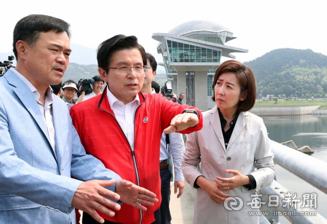 황교안(가운데) 자유한국당 대표와 나경원(오른쪽) 원내대표가 13일 구미시 선산읍 구미보에서 