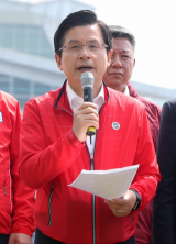 13일 오전 경북 구미시 선산읍 구미보에서 열린 자유한국당 현장최고위원회의에서 황교안 대표가 발언하고 있다. 연합뉴스