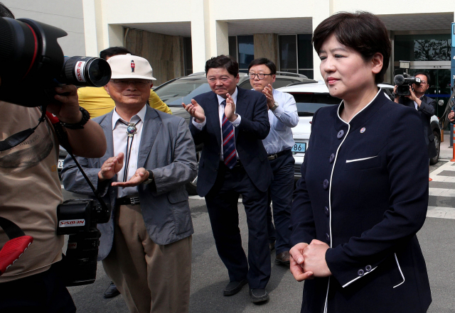 강은희 대구교육감이 13일 오후 대구지방법원에서 열린 항소심 선고 공판 후 지지자들의 박수를 받으며 법원을 떠나고 있다. 김영진 기자 kyjmaeil@imaeil.com