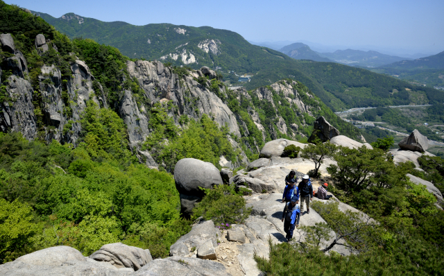 기암괴석으로 형성된 아름다운 바위산인 모산재를 많은 등산객들이 오르고 있다.이채근 기자 mincho@imaeil.com