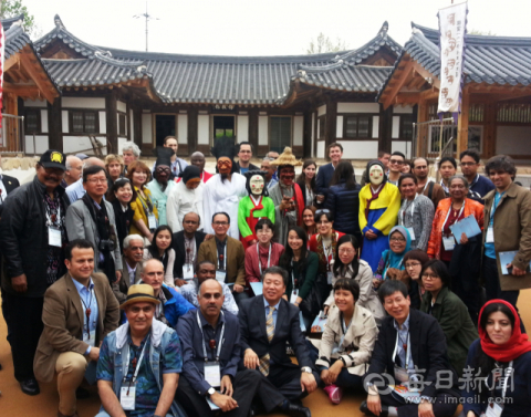 세계평화축전 참가한 세계 언론인들이 하회마을에서 기념촬영을 하고 있다. 안동시 제공