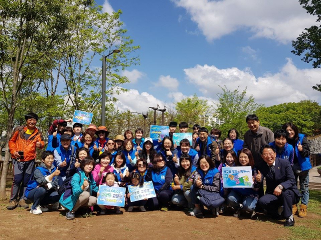 지난 4월 27일 지역구 주민과 대구 북구 구암동 고분군 사적지 탐방에 나선 홍의락 더불어민주당 국회의원(대구 북을). 홍의락 의원실 제공