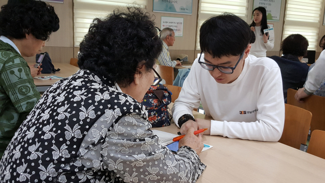 대구 수성구 범물노인복지관에서 경일대학교 사회복지전공 학생들이 어르신들에게 스마트폰 활용법에 대해 교육하고 있다. 경일대 제공