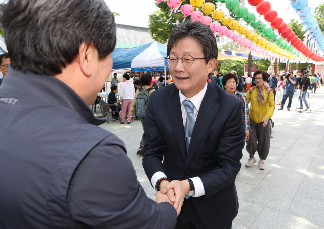 바른미래당 유승민 의원이 부처님 오신날인 12일 오전 대구 팔공산 동화사를 찾아 시민들과 인사하고 있다. 연합뉴스