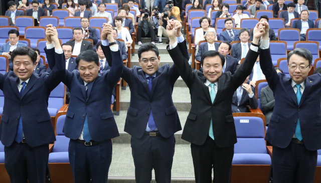 15일 국회에서 열린 바른미래당 원내대표 선출 의원총회에서 오신환 원내대표(가운데)가 인사하고 있다. 연합뉴스