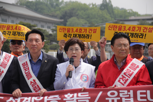 탈원전 반대 범국민서명운동본부와 원자력정책연대는 15일 오전 11시 청와대 분수대 앞에서 탈원전 반대 및 신한울 3·4호기 건설재개를 촉구하는 규탄대회를 진행했다. 공동추진위원장을 맡고 있는 최연혜 자유한국당 국회의원이 마이크를 잡고 발언하는 모습. 경주가 지역구인 김석기 한국당 의원(왼쪽)도 참석했다. 최연혜 의원실 제공