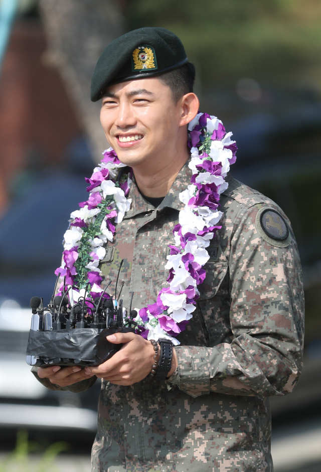 20개월간의 군 복무를 마친 가수 겸 배우 옥택연이 16일 오전 경기도 고양시 백마회관 앞에서 팬들과 취재진을 만나 제대 소감을 말하고 있다. 연합뉴스