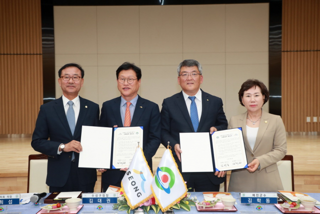 지난 16일 예천군과 수성구의 상호 협력 및 교류를 위한 자결결연 협약을 위해 김학동 예천군수(가운데 오른쪽)와 김대권 수성청장(가운데 왼쪽)이 협약서에 서명했다. 예천군 제공