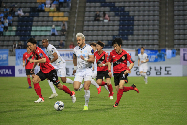 15일 창원축구센터에서 열린 대구FC와 경남FC와의 2019 KEB하나은행 FA컵 16강전에서 대구 소속 세징야선수가 돌파를 시도하고 있다. 대구FC 제공.