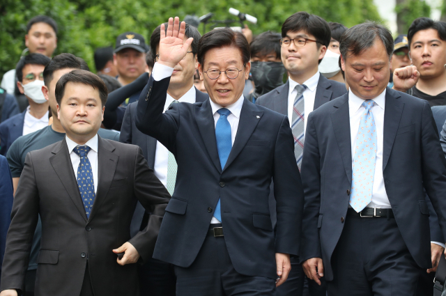 공직선거법상 허위사실 공표와 직권남용권리행사방해 혐의 등으로 기소된 이재명 경기지사가 16일 오후 경기도 성남시 수정구 수원지방법원 성남지원에서 열린 1심 공판에서 무죄를 선고받은 뒤 손을 들어 인사하고 있다. 연합뉴스