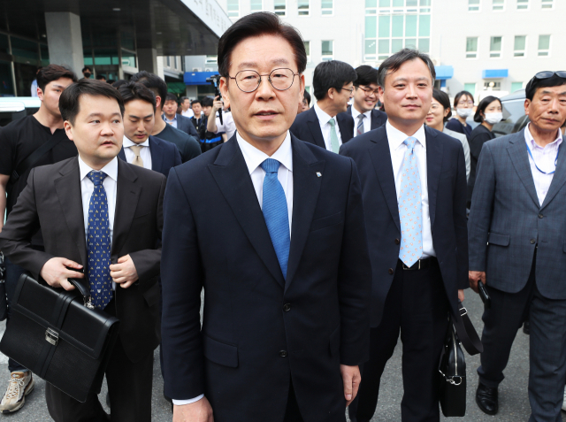 공직선거법상 허위사실 공표와 직권남용권리행사방해 혐의 등으로 기소된 이재명 경기지사가 16일 오후 경기도 성남시 수정구 수원지방법원 성남지원에서 열린 1심 선고공판에서 무죄를 선고받은 뒤 걸어서 법원을 나가고 있다. 연합뉴스