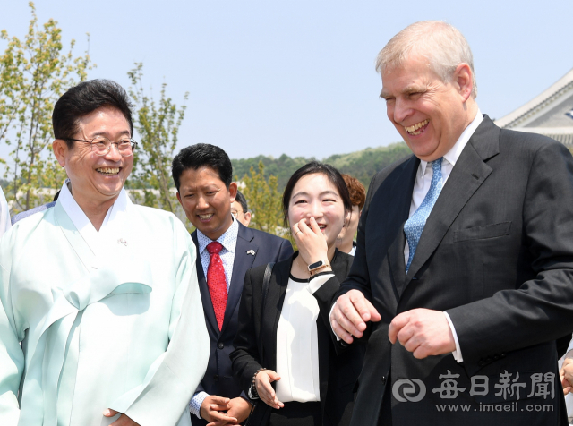 지난 2019년 안동을 방문한 영국 엘리자베스 2세의 차남 앤드루 왕자가 도청에 도착해 이철우 도지사의 영접을 받고 활짝 웃고 있다.매일신문 DB