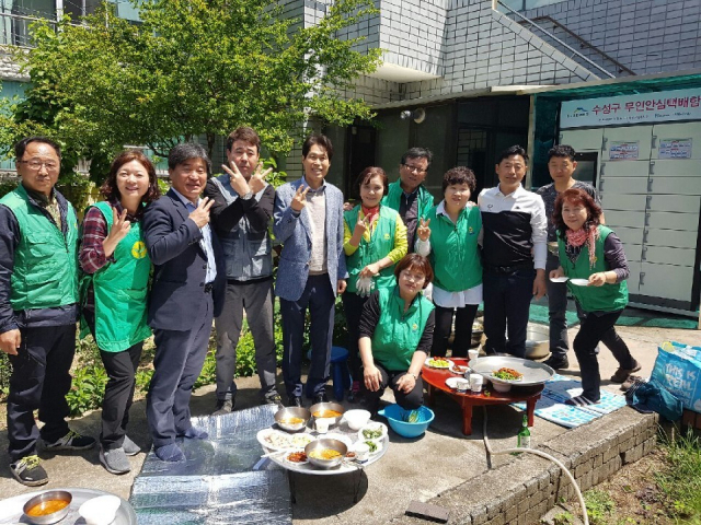 이진훈 전 수성구청장이 최근 만촌 1동 경로잔치에서 새마을단체 회원들과 기념사진을 찍고 있다.