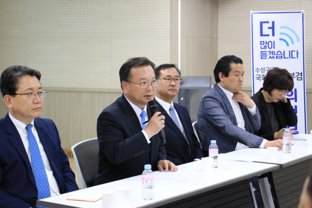 대구 수성구 범어3동 의정보고회에서 김부겸 의원이 주민들의 질문에 답하고 있다.