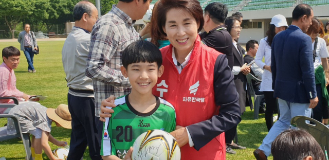 정순천 자유한국당 수성갑 당협위원장이 최근 수성구리틀축구단 창단식에서 축구단 어린이와 기념사진을 찍고 있다.