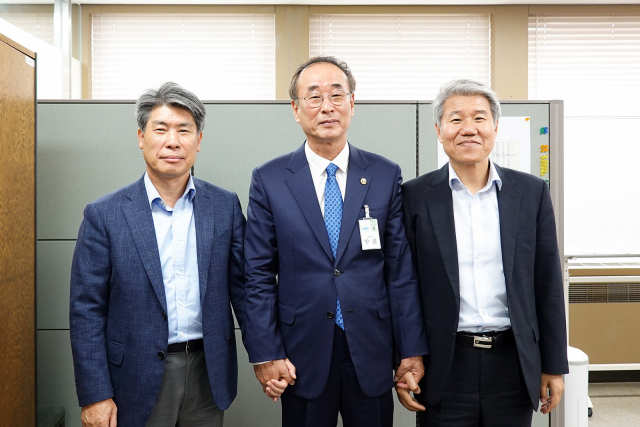 장세용 구미시장이 청와대 대통령비서실을 방문, 경북(구미)형 일자리 만들기 등 정부 차원의 관심과 협조를 요청하며 긍정적인 분위기를 이끌어 냈다. 왼쪽부터 윤종원 경제수석, 장세용 구미시장, 김수현 정책실장. 구미시 제공