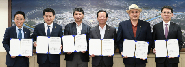 왼쪽부터 박성호 경상남도 행정부지사, 이홍희 거창군의회 의장, 김홍섭 반대측 대표, 구인모 거창군수, 최민식 찬성측 대표, 김오수 법무부 차관이 주민투표에 합의한 뒤 기념촬영을 하고 있다. 거창군 제공