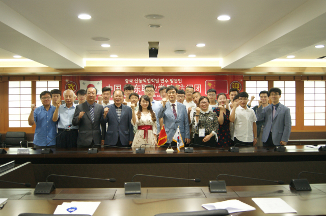 중국 산동직업학원 관계자들이 WCC 선진 교육과정 학습차 영남이공대학교를 방문해 기념사진을 찍고 있다. 영남이공대 제공