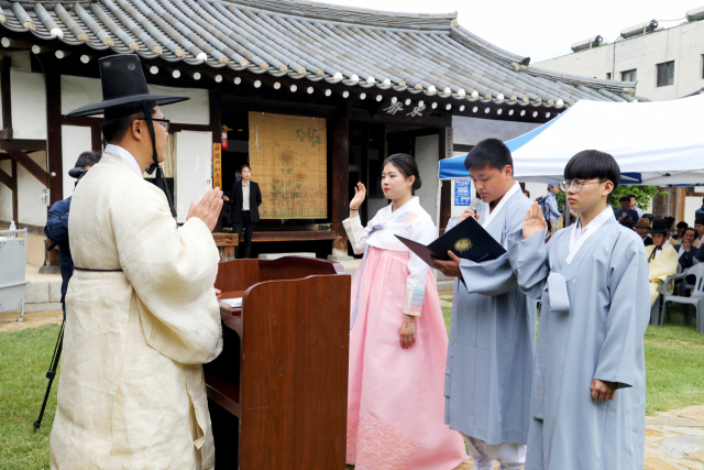 안동청년유도회는 20일 성년의 날을 맞아 전통성년식인 관계례 행사를 개최하고 성인이 된 이들을 축하했다. 안동시 제공