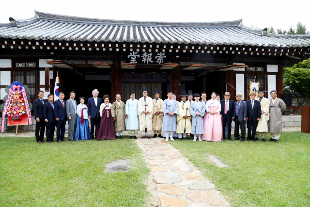 전통성년식 관계례 행사를 마친 이들이 기념사진을 촬영하고 있다. 김영진 기자